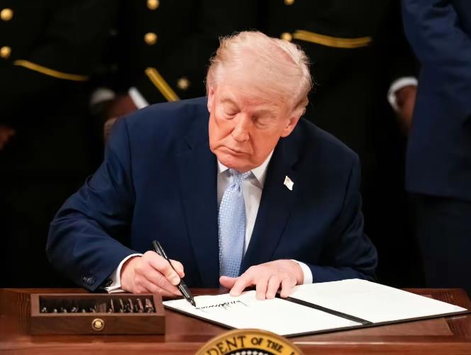 特朗普这回舒服了，这回真的可以千古留名了，165年来的规矩，首次打破，把美国现任