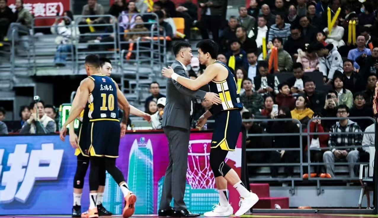 找再多的内线都没用，杜锋就喜欢用迷你阵容，焦泊乔回归也是坐穿板凳