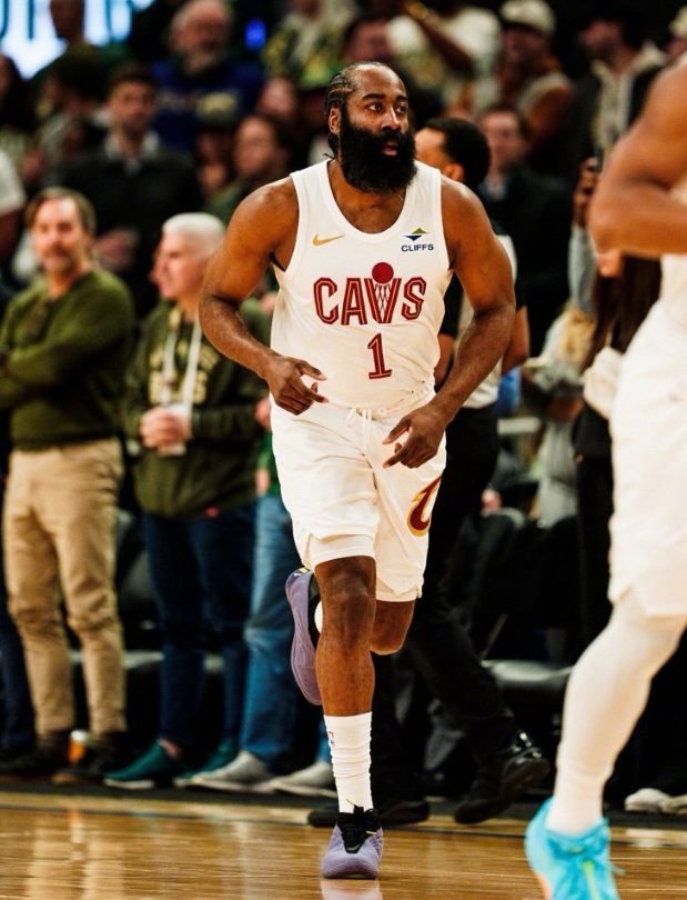 最近阿伦不打挺好的，多练练哈登和莫布利的挡拆配合，阿伦已经无缝衔接了，只是哈登和