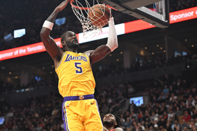 艾顿今天打骑士表现还不错，阿伦那几球都防到位了，进纯属运气不好，他要是一直勾手这