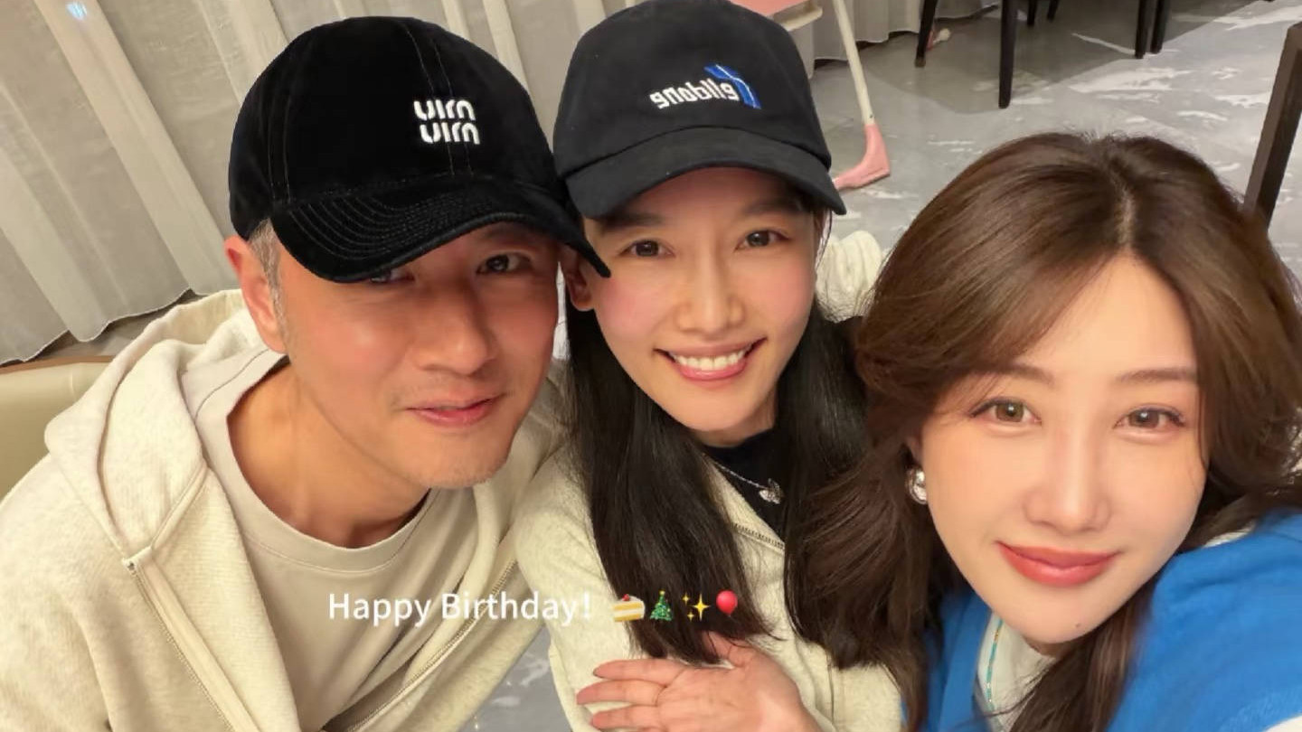 任重接父母重庆过年，曾自曝老丈人强势宠女，一个人街边吃豌杂面