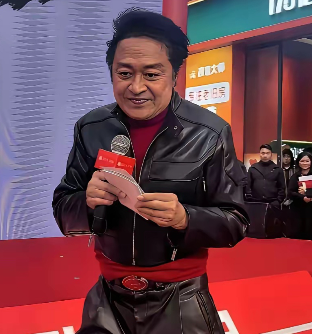 人一旦年龄大了干什么都有一种很心酸的感觉
马景涛这状态，很明显是衣服没选好，头发