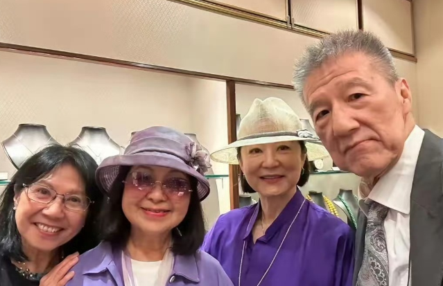 72岁林青霞，引发网友关注。原因是网上曝光照片，她现身老牌珠宝店，身穿缎面紫上衣