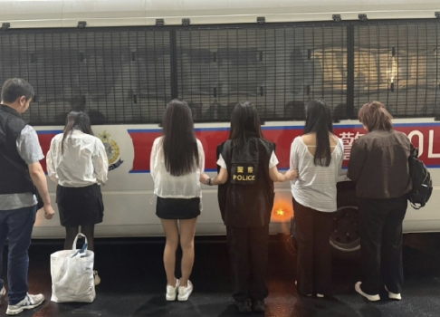 4月17日，香港湾仔警区特别职务队捣破一个卖淫场所，包括一名54岁内地女子在内的