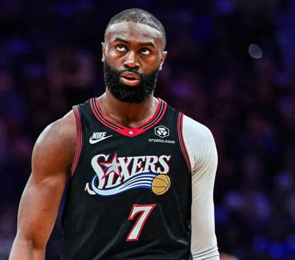 The Ringer NBA记者Michael Pina表示，杰伦-布朗25-2