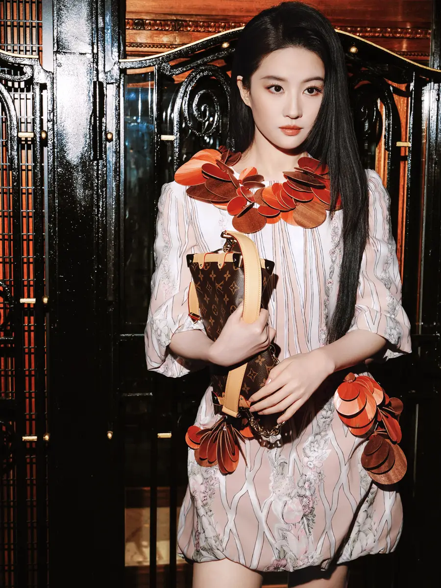 刘亦菲黑长直亮相巴黎时装周 一袭红调点缀优雅矜贵