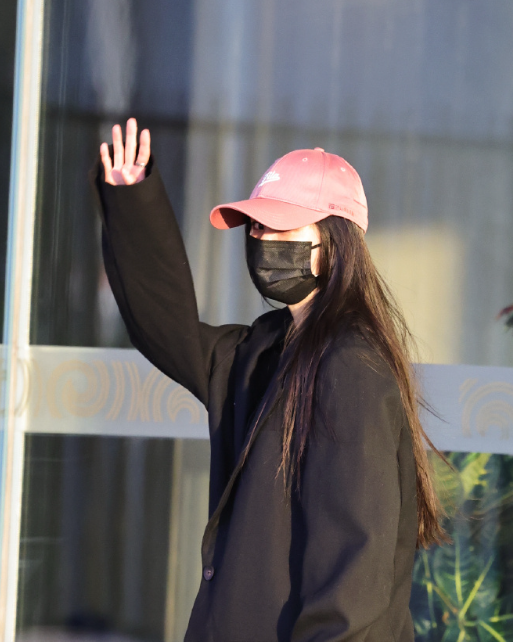 穿西装时像利落的刀锋，挽起长发又露出猫般的慵懒。