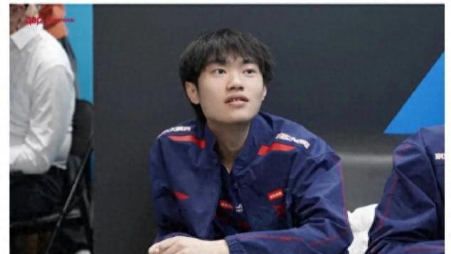 左手化身左右兵役中介，Gumayusi大腿拍断：悔不当初！