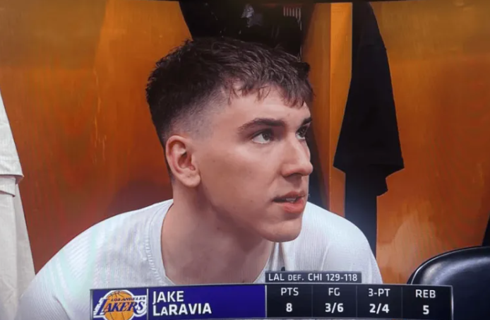 NBA常规赛后，拉拉维亚谈中场调整防守策略：
“我认为球员间的沟通有了很大改善。