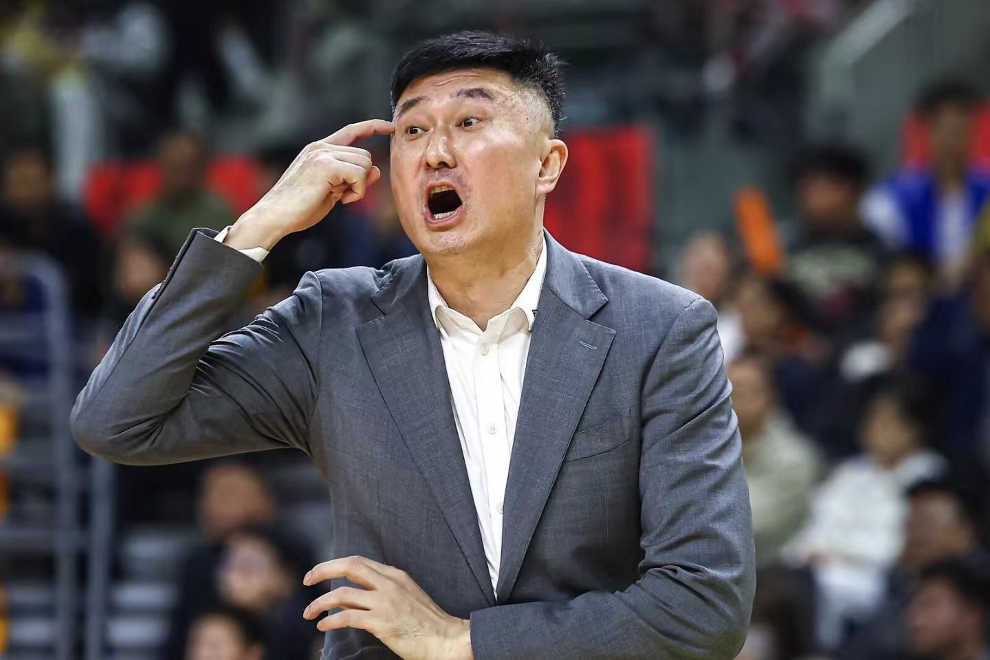 杜锋嘴上不说行动却很诚实，悄悄改变用人和打法，麦考尔已被放弃