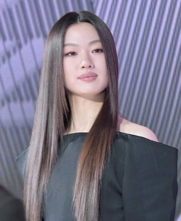 最近陷入版权风波争议的单依纯
高调现身上海沙宣品牌活动，状态引发无数网友热议。