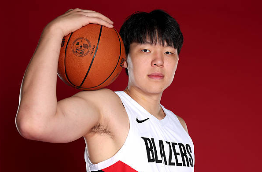 拓记：杨瀚森将参加今年的夏季联赛。

中国男篮世预赛结束后，他会立即飞往拉斯维加