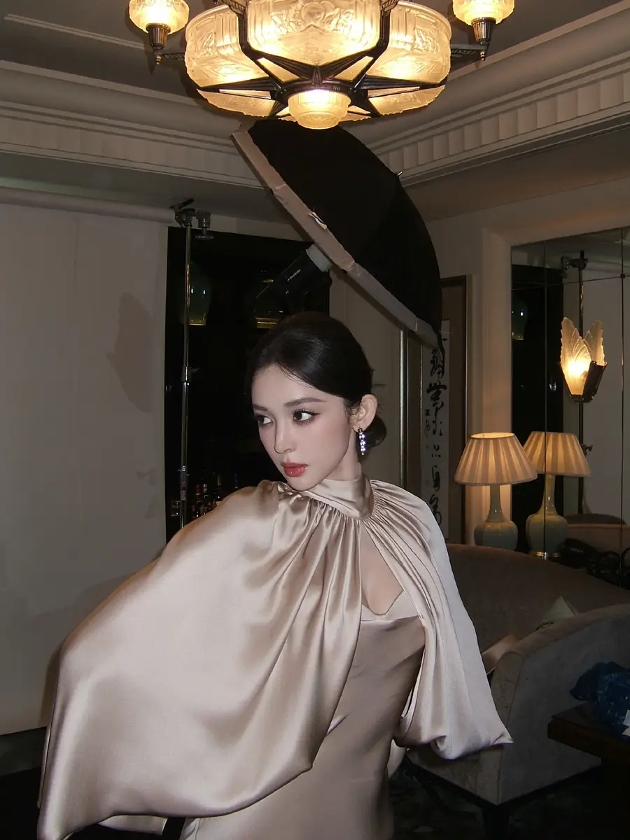 娜扎穿香槟金斗蓬裙化身复古名伶！气质优雅魅力十足