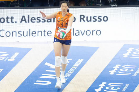 意甲女排联赛决赛第二回合，科内利亚诺3-0（25-21、25-19、25-18）