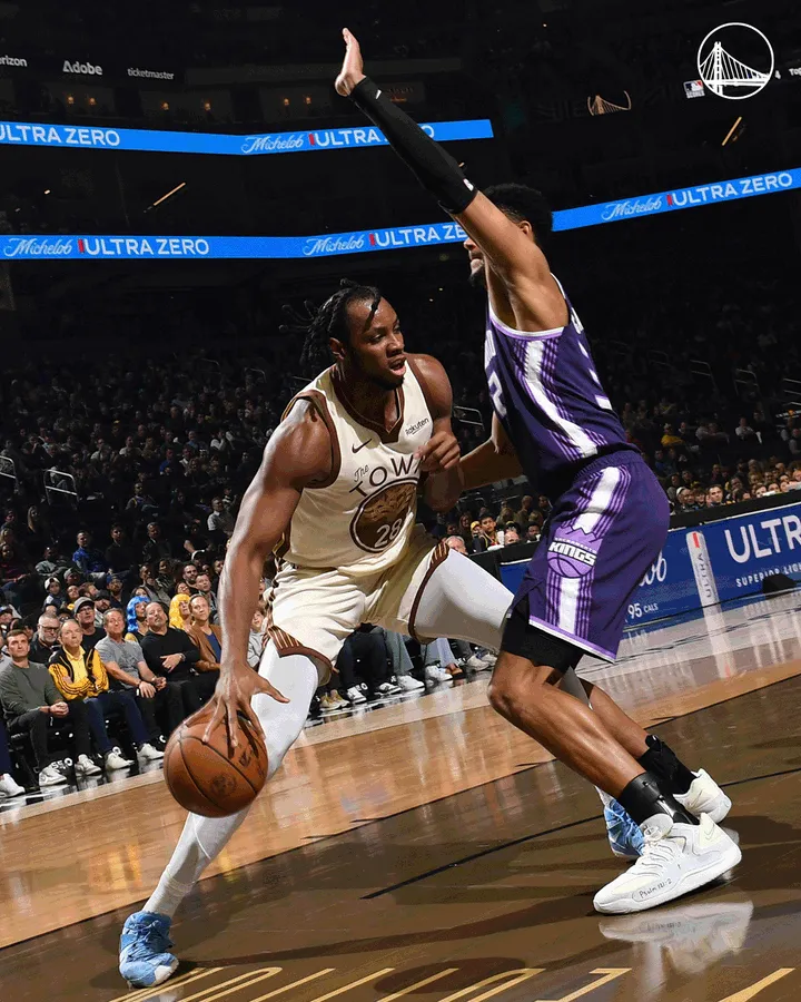 NBA常规赛，勇士主场迎战国王

比赛的第三节，巴锡三节贡献12分11篮板，勇士