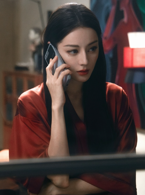 最大的孤独是，在人群中被发现，最大的凄凉是