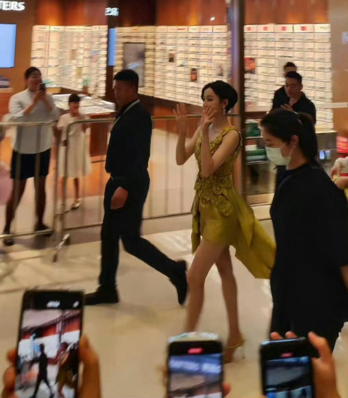 热巴好像从来都不营销自己的腿。