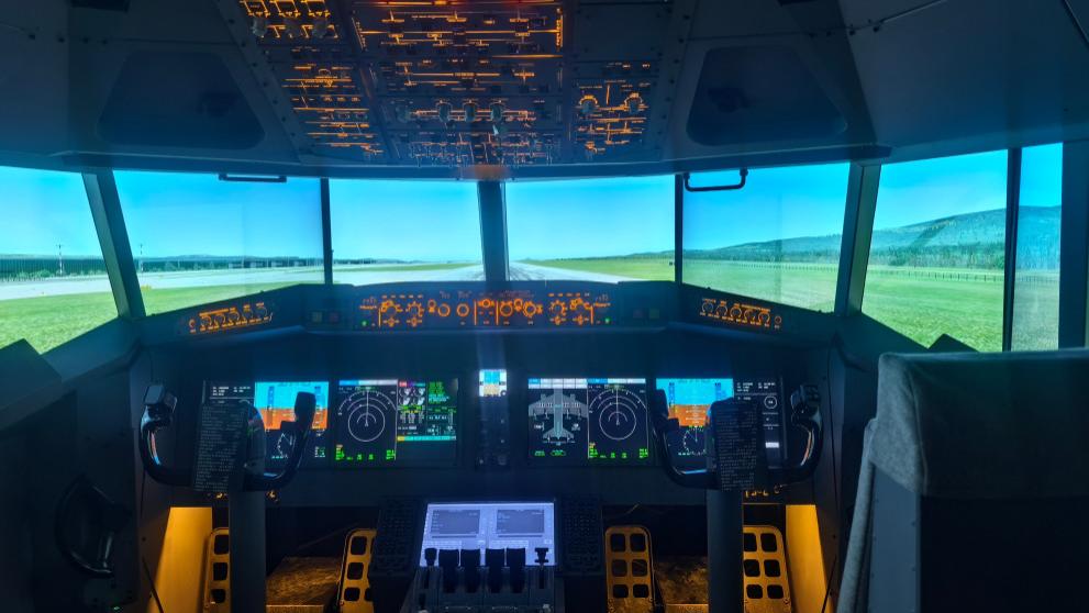 未来之鹰航空向云南国防科技探索中心交付设备