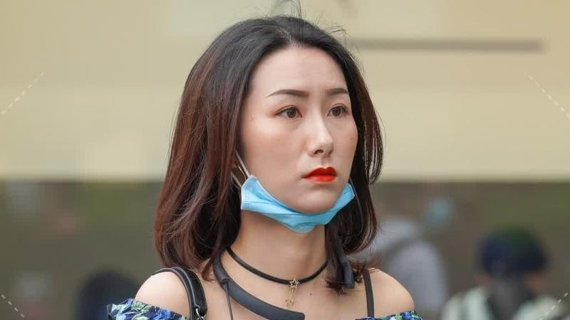 碎花一字肩+紧身牛仔裤，轻熟小姐姐身材超棒，真迷人！