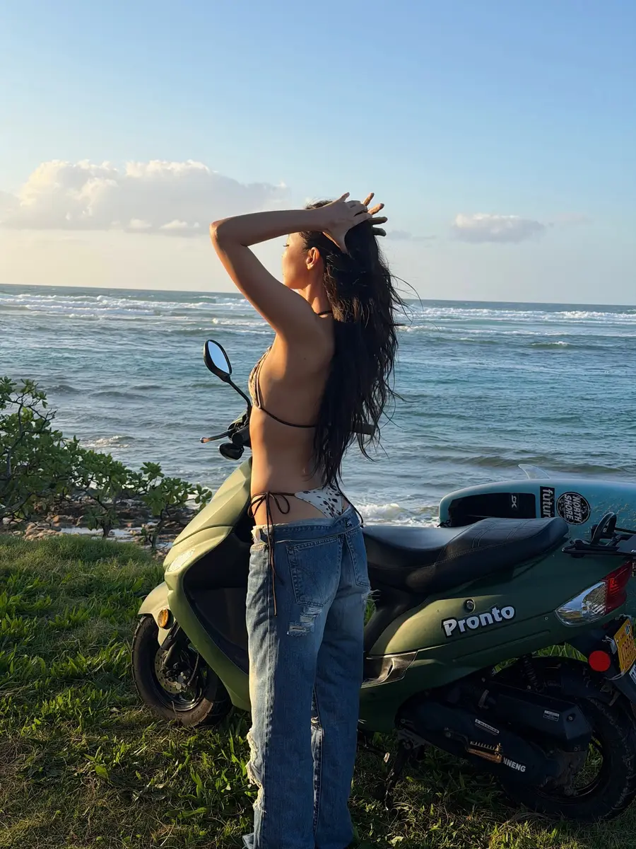 Jennie穿豹纹比基尼搭低腰牛仔裤 海边倚摩托野性热辣