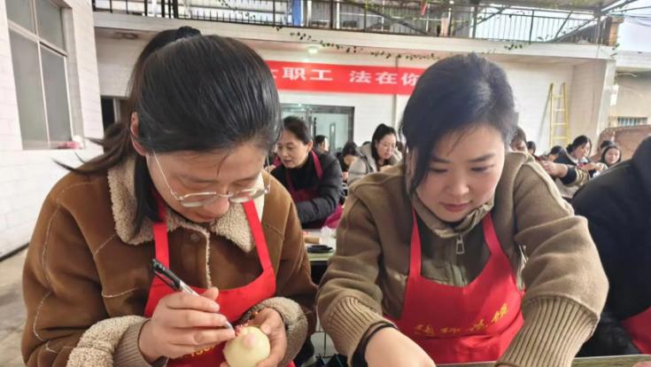 “普法+花馍制作”活动  温暖“半边天”