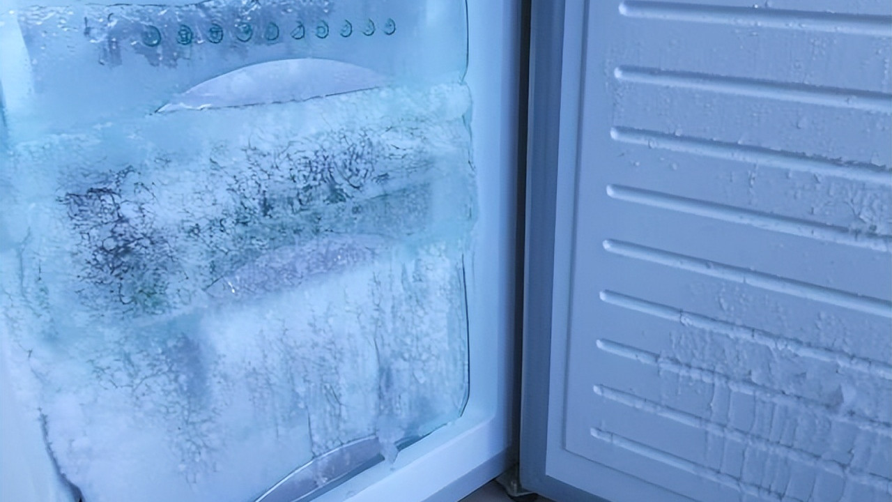 冰箱结冰太厚不要铲！一个空瓶就能解决，让冰块自动掉落