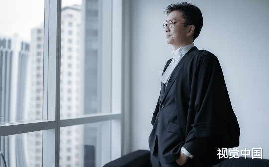 妈妈是金牌律师，为了避嫌，送我去监狱，出狱后我学她大义灭亲