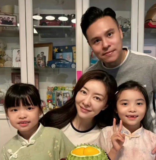 熊黛林结婚9年后
她老公突然跟她说，更喜欢看她工作时发光的样子……
看熊黛林采访