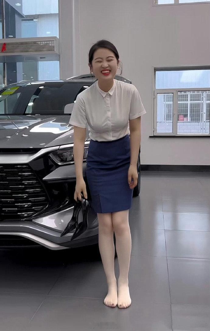 销售小阿姨，笑起来有点可爱啊