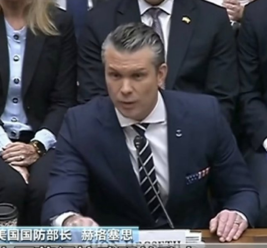 美国所谓“因停火中止对伊行动60天期限”，不过是换了种方式拖延局势。

嘴上喊着
