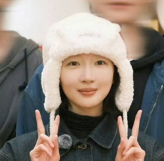 周冬雨这次不是因为感情问题
而是她被网友扒出居然素颜，就跑去录了综艺节目，这到底