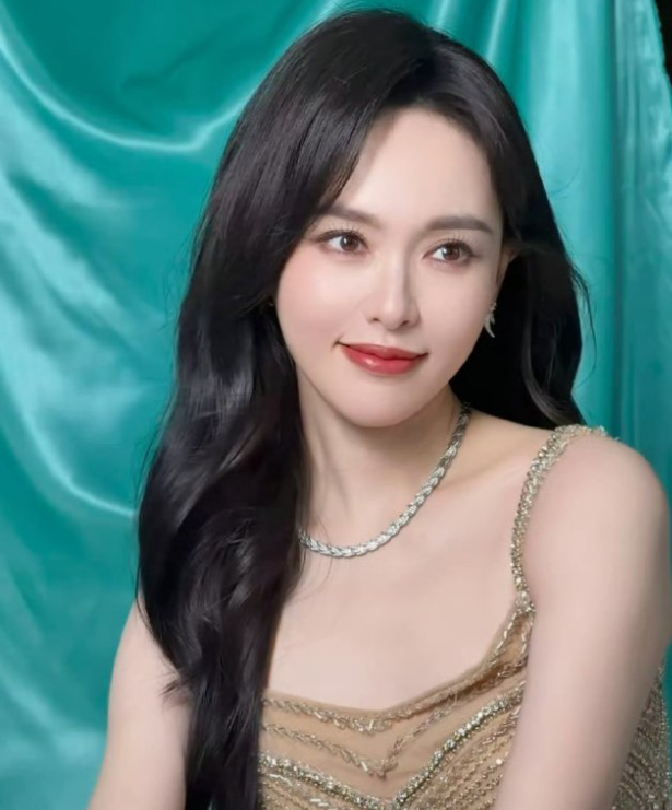 唐嫣在出席时尚活动的时候搭配了一身金色的服饰看上去光彩照人确实是太美了
她搭配的