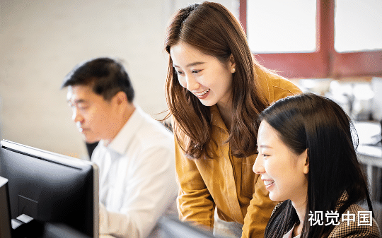 同事暗示我们她是大小姐，她抢我成果，还威胁要把我赶走，可我妈就是公司总裁，我是她的唯一继承人啊