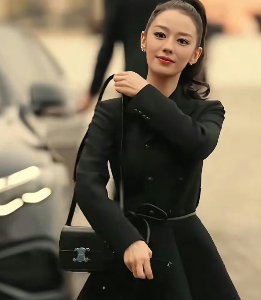 吉娜高马尾配收腰西装短裙，蚂蚁腰大长腿直接拉满，又辣又飒。