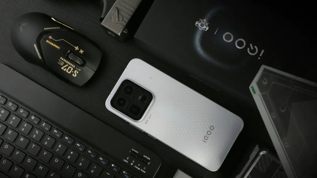 风冷再启时，霸主亦起时——聊聊iQOO 15 Ultra的“性能旗舰战略突围”