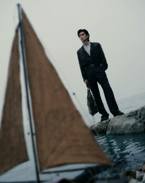 浅淡的湖光底色，清冷又温柔的氛围感，少年意气与成熟温润撞了个满怀