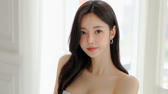 佳人依旧桃花面，羞涩频低柳叶眉，金似衣裳玉似身，眼如秋水鬓如云