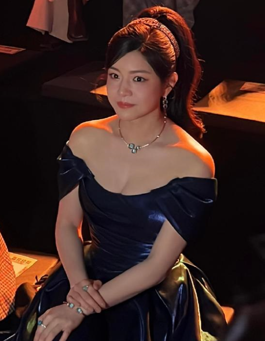 陈妍希在出席活动的时候搭配了一身蓝色的绸缎裙
尽显高贵之美，看上去也特别的优雅