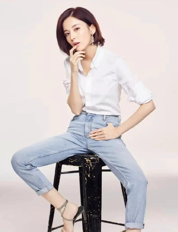 娜扎留气质短发
身穿白色衬衫搭浅色牛仔裤美的如此清新脱俗