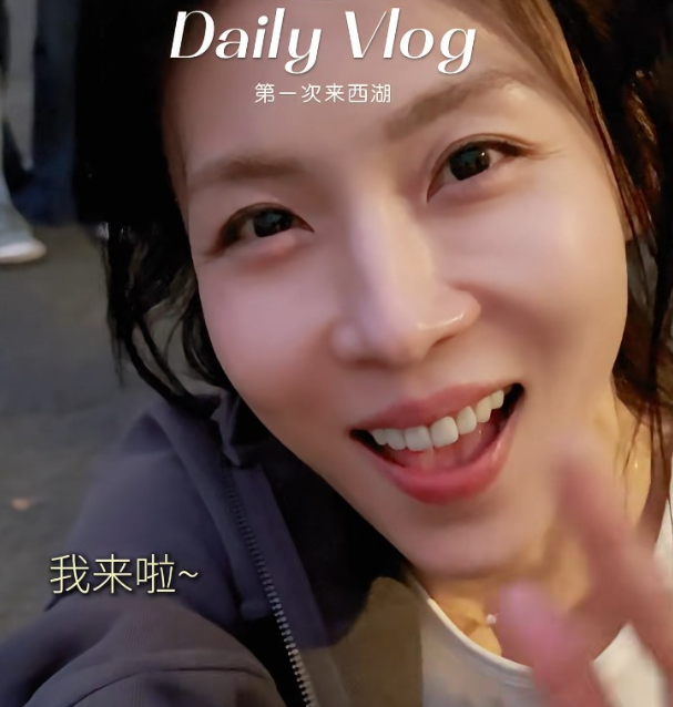 47岁河智苑在杭州西湖跑步全程没人认出她
韩国女演员河智苑，突然晒出一条在西湖边
