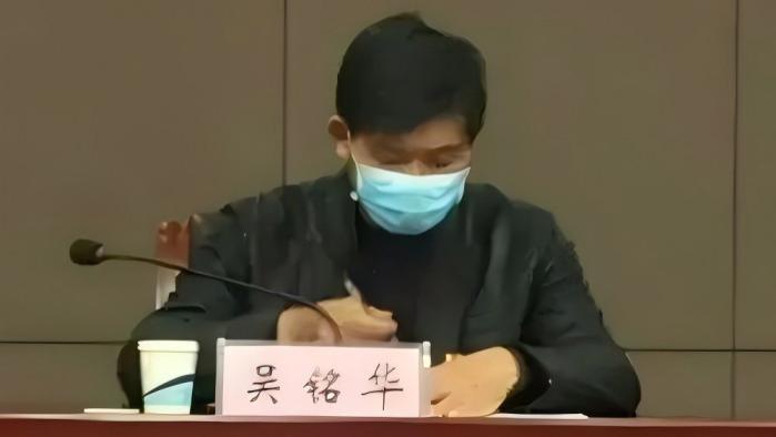 靖江吴铭华落马：从“城投掌门”到“退居二线”，迟到的正义撕开“安全着陆”假象