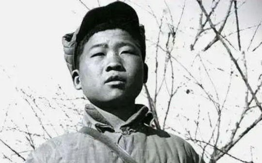 1942年，小八路宋双来遇敌躲入高粱地，伪军假装没看见悄悄围过去，宋双将计就计引敌人进坟地一战成名…
