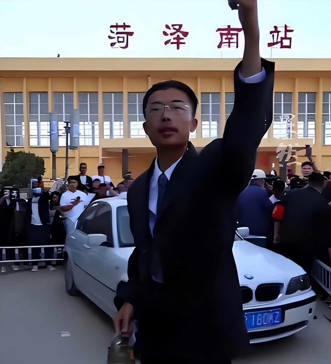 与其盯着郭有才“日入百万”的传闻，不如看看他没变的那一面：依然在台上卖力唱，台下