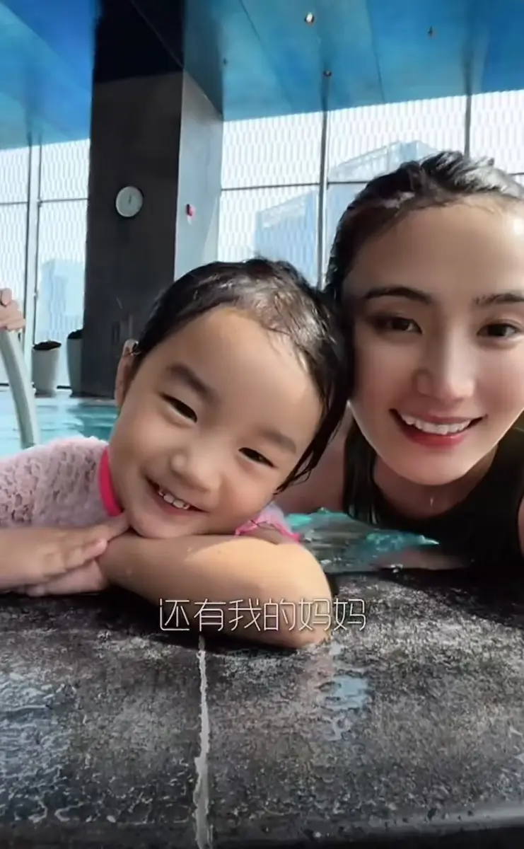 海哈金喜发视频为4岁女儿庆生 李亚鹏一家出镜温馨幸福