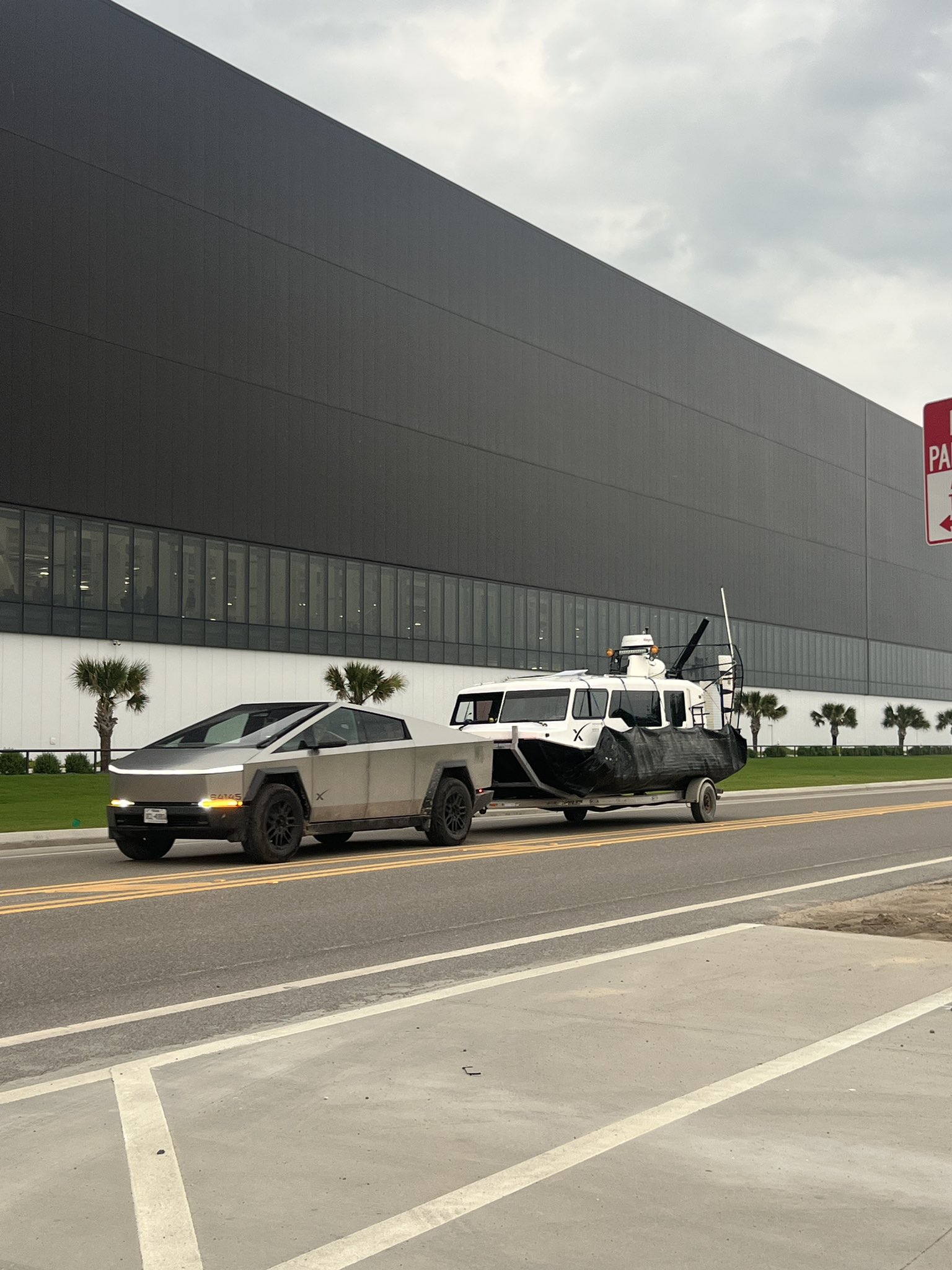 特斯拉Cybertruck已经成为SpaceX 厂车了