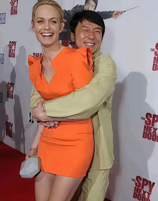 别再骂成龙揩油了你真以为章子怡当年，那口葡萄是白喂的
当年在成龙生日宴上，章子怡