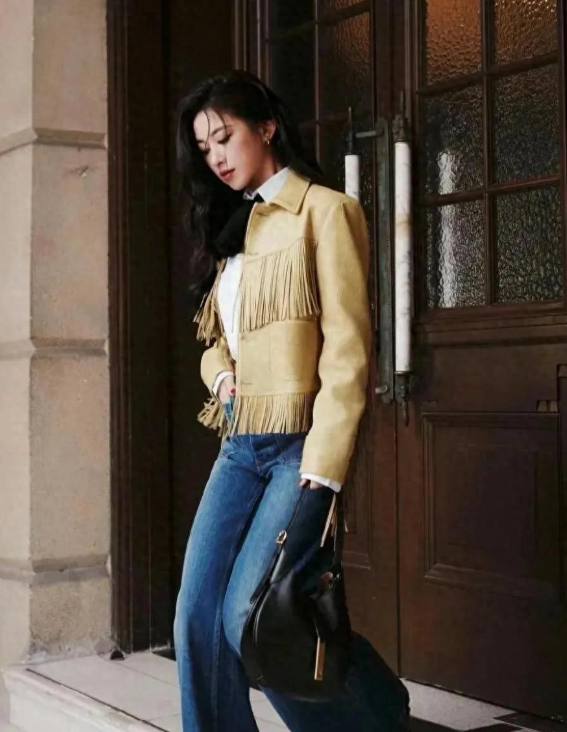 朱珠身穿黄色皮衣外套+阔腿牛仔裤
简直就是天生的“衣架子”