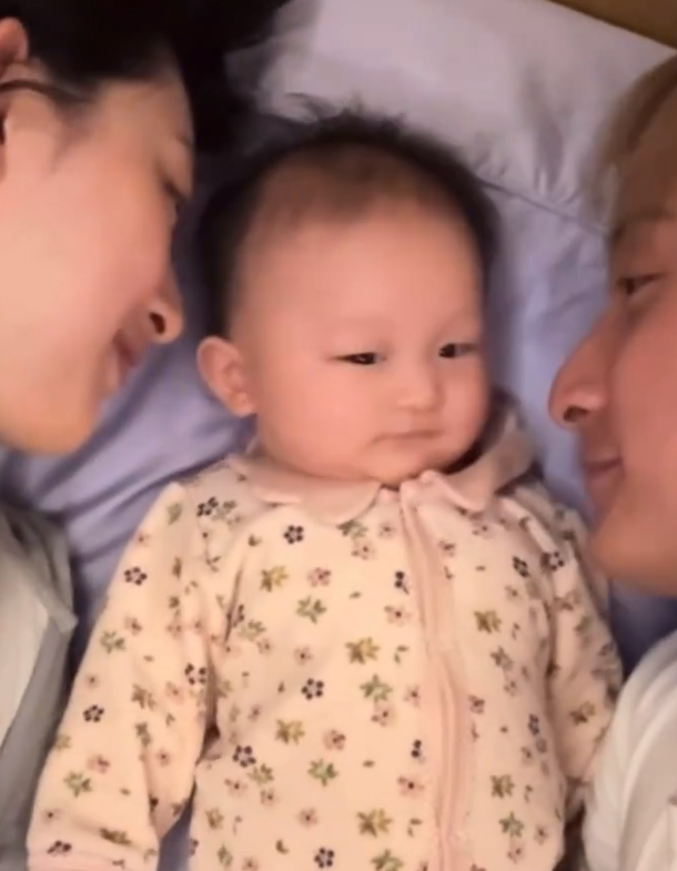 方力申晒出了他与妻子一起亲吻宝贝女儿的视频
画面中的两人各自躺在女儿的两边，两人