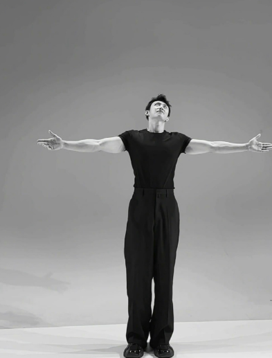 谁被黄景瑜的白切黑狠狠拿捏了！前一秒笑意温和，转瞬间眼神淬冰满是压迫感，一秒切换