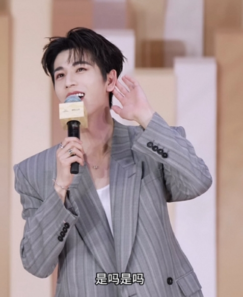 这个凌赫还是会
主持人：“你要记得你永远是所有人的super baby！”
张凌